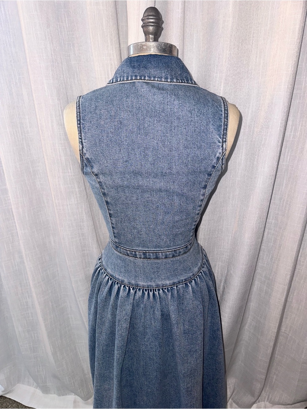 Avec Les Filles Sleeveless Button-Front Denim Midi Dress in Blue - Picture 7 of 12